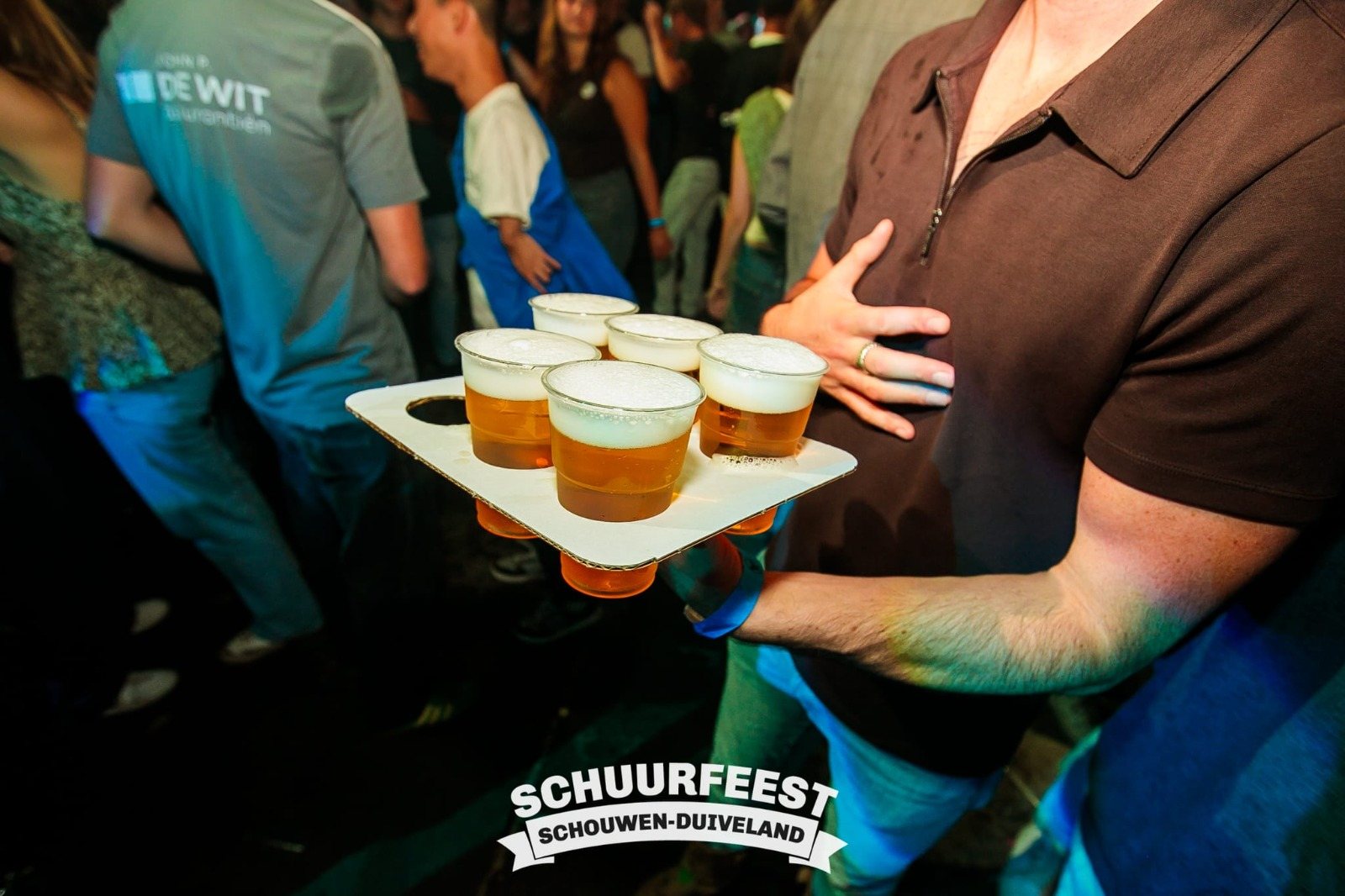 Dienblad met bier op de dansvloer